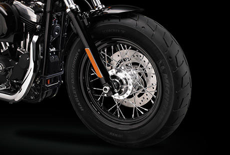 Sportster Forty-Eigth / Breites Vorderrad:    Die bullige Front mit dem breiten Vorderradreifen verleiht der Forty-Eight eine Erscheinung, die an die Muscle-Cars der 1950er Jahre erinnert. Ein Custom-Look mit dominanter Prsenz, der zugleich hohen Fahrkomfort und erstklassige Handling-Eigenschaften sicherstellt.
