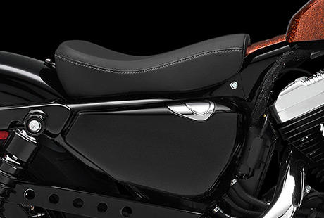 Sportster Forty-Eigth / Niedriger Sitz und tief liegendes Fahrwerk:    Die Kombination aus einem in 710 mm Hhe ber dem Asphalt angebrachten Sitz und einem an Front und Heck tiefergelegtem Fahrwerk sorgt unmittelbar fr ein gutes Gefhl  ganz unabhngig von Ihrer Statur und Ihrer Fahrpraxis. Genieen Sie ein agiles Bike fr den kurzen Trip in die City und die lange Tour durch die Kurven Ihrer Hausstrecke.
