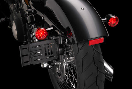 Sportster Forty-Eigth / Schnrkelloses Heckdesign:    Bei einem eleganten Heckdesign zhlt jedes Detail. Kein Bedarf fr berflssigen Zierrat. Dank der Blinker mit integrierten Rck- und Bremsleuchten bleibt der Heckfender vllig frei von allen Anbauteilen  ein schnrkelloser Custom-Look. Modernste LED-Technik gestattet es, im klassischen Bullet-Gehuse gleich alle drei Lichtfunktionen unterzubringen.
