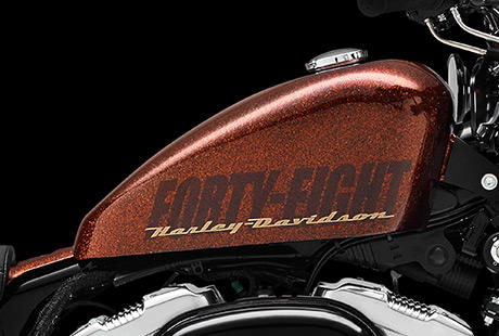 Sportster Forty-Eigth / Klassischer Peanut-Kraftstofftank:    Der kleine, 7,9 Liter fassende Peanut-Kraftstofftank feierte seine Premiere an einem Harley-Davidson Motorrad im Jahr 1948  von dieser Jahreszahl wurde auch der Modellname der Forty-Eight abgeleitet. Und noch heute erfreut sich das megaklassische Harley-Davidson Tankstyling ungebrochener Beliebtheit. Mit seiner niedrigen, kompakten Form lenkt der Tank den Blick unweigerlich auf den wuchtigen Motor. Die perfekte Kombination von Charakter und Look.
