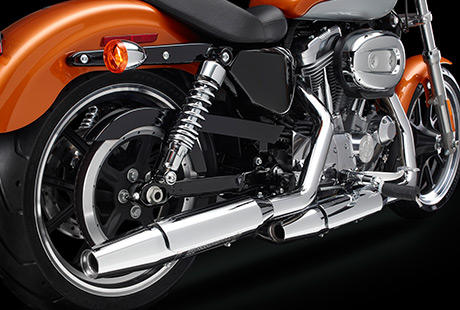 Sportster XL 883 SuperLow / Neue Auspuffanlage:    Um noch besser zu sein, als es die knftigen, weltweiten Emissionsstandards fordern, haben wir eine neue Auspuffanlage entworfen. Sie sorgt nicht nur fr eine beraus beeindruckende Power sondern auch fr einen imposanten Sound, der Ihre Maschine unmissverstndlich als Harley-Davidson kennzeichnet. Natrlich entspricht auch das Design mit den uerst robusten Endschalldmpfern und klassischen Hitzeschilden exakt Ihren Vorstellungen von einem echten US-Bike. Der Katalysator und beheizbare O2-Sensoren stellen sicher, dass nicht nur die Umwelt sondern auch Ihr Fahrgefhl profitiert.
