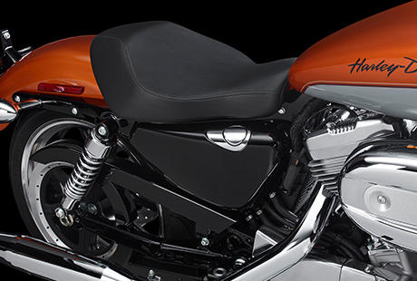 Sportster XL 883 SuperLow / Niedrige Sitzhhe:    Der niedrige, ergonomische Sitz der Superlow sorgt fr ein entspanntes Handling. Die niedrige Sitzhhe von 695 mm und der schlanke Rahmen erleichtern das problemlose Manvrieren in smtlichen Geschwindigkeitsbereichen - in engen Kurven und auf gerader Strecke. Steigen Sie auf, geben Sie Gas und genieen Sie Ihre Freiheit.
