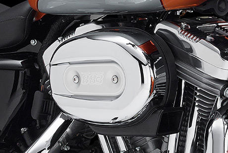 Sportster XL 883 SuperLow / Die Tradition des Evolution-Motors:    Die erste Generation des Evolution Motors  unter Kennern als Blockhead bekannt  wurde 1984 in den Rahmen einer Harley-Davidson integriert. Seinerzeit trat der Evolution das Erbe der legendren Shovelhead und Ironhead Motoren an. Das moderne Leichtmetalltriebwerk setzte neue Mastbe im Hinblick auf Leistung, Zuverlssigkeit, Langlebigkeit und Qualitt.
