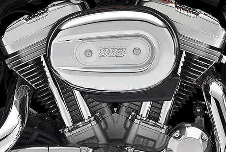 Sportster XL 883 SuperLow / Die Innovationen des Evolution-Motors:    Das robuste, luftgekhlte 883 cm Evolution Triebwerk ist ein perfektes Beispiel fr den unermdlichen Einsatz, mit dem bei Harley-Davidson Fortschritte in der Motorentechnik erzielt werden. Zylinderkpfe und Zylinder aus Leichtmetall reduzieren das Gewicht und sorgen fr einen optimalen Temperaturhaushalt. Die elektronische Kraftstoffeinspritzung hat den Vergaser ersetzt, die Bedienung vereinfacht und den Wartungsaufwand reduziert. Kurz: Der schwingungsentkoppelt gelagerte Evolution Motor ist ein Triebwerk, auf das Sie sich verlassen knnen, Tag fr Tag, Meile fr Meile.
