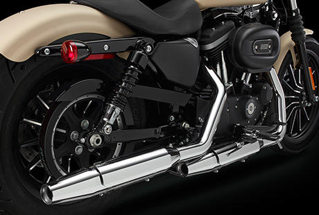 Sportster XL 883 Iron / Neue Auspuffanlage:    Um noch besser zu sein, als es die knftigen, weltweiten Emissionsstandards fordern, haben wir eine neue Auspuffanlage entworfen. Sie sorgt nicht nur fr eine beraus beeindruckende Power sondern auch fr einen imposanten Sound, der Ihre Maschine unmissverstndlich als Harley-Davidson kennzeichnet. Natrlich entspricht auch das Design mit den uerst robusten Endschalldmpfern und klassischen Hitzeschilden exakt Ihren Vorstellungen von einem echten US-Bike. Der Katalysator und beheizbare O2-Sensoren stellen sicher, dass nicht nur die Umwelt sondern auch Ihr Fahrgefhl profitiert.
