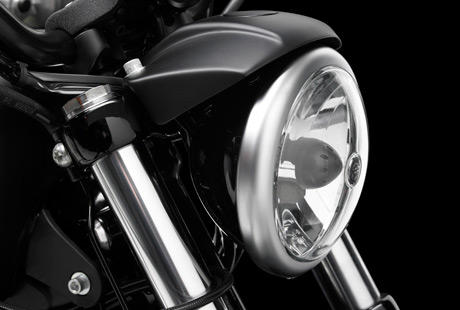 Sportster XL 883 Iron / Schwarzer Look:    Minimalistisch, pur und dster: Die Iron 883 ist eine Maschine, die nahezu ohne Chrom auskommt  ein Bike, das seinen Minimalismus offensiv zur Schau trgt: ein schwarz pulverbeschichteter Motor mit 883 cm und schwarzen Ventildeckeln. Schwarze, gechoppte Fender, die den Blick auf die Reifen frei geben. Eine schwarze Gabel mit Faltenblgen. Eine schwarze ltank- und Riemenabdeckung sowie ein schwarzer Drag Bar Lenker. Last but not least schwarze Leichtmetall-Gussrder. All das verleiht der Iron 883 einen besonders rebellischen Charme  und lsst Raum fr Ihr ganz individuelles Customizing.
