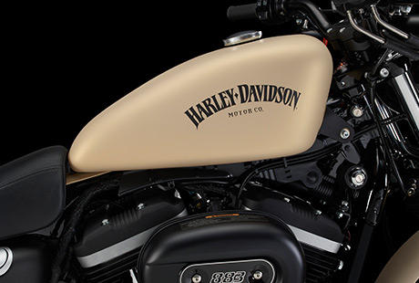 Sportster XL 883 Iron / Klassischer Peanut-Kraftstofftank:    Der klassische, 12,5 Liter fassende Peanut-Kraftstofftank zhlt seit Jahrzehnten zu den charakteristischen Merkmalen der Harley-Davidson Sportster Modelle  und seine Beliebtheit ist ungebrochen. Das liegt nicht zuletzt daran, dass seine klare Linienfhrung die schnrkellose Silhouette der Maschine unterstreicht. Die perfekte Kombination von Charakter und Look.
