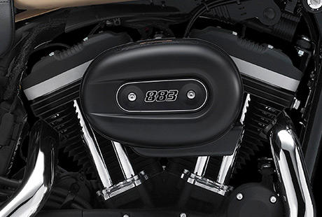 Sportster XL 883 Iron / Die Innovationen des Evolution Motors:    Das robuste, luftgekhlte 883 cm Evolution Triebwerk ist ein perfektes Beispiel fr den unermdlichen Einsatz, mit dem bei Harley-Davidson Fortschritte in der Motorentechnik erzielt werden. Zylinderkpfe und Zylinder aus Leichtmetall reduzieren das Gewicht und sorgen fr einen optimalen Temperaturhaushalt. Die elektronische Kraftstoffeinspritzung hat den Vergaser ersetzt, die Bedienung vereinfacht und den Wartungsaufwand reduziert. Kurz: Der schwingungsentkoppelt gelagerte Evolution Motor ist ein Triebwerk, auf das Sie sich verlassen knnen, Tag fr Tag, Meile fr Meile.
