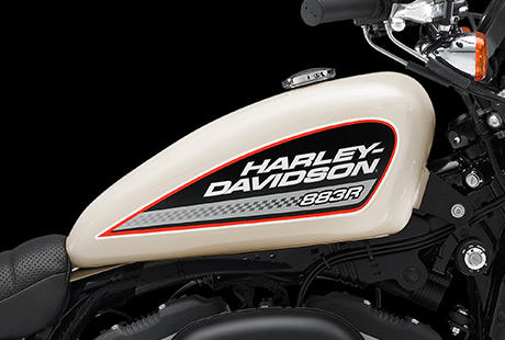 Sportster XL 883 Roadster / Peanut-Tank mit Racing Graphics:    Die 883 Roadster ist mit einem klassischen Peanut Tank ausgerstet, den exklusive Harley-Davidson Racing Graphics zieren. In Synthese mit den vom Rennsport inspirierten 