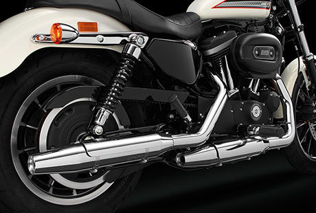 Sportster XL 883 Roadster / Neue Auspuffanlage:    Um noch besser zu sein, als es die knftigen, weltweiten Emissionsstandards fordern, haben wir eine neue Auspuffanlage entworfen. Sie sorgt nicht nur fr eine beraus beeindruckende Power sondern auch fr einen imposanten Sound, der Ihre Maschine unmissverstndlich als Harley-Davidson kennzeichnet. Natrlich entspricht auch das Design mit den uerst robusten Endschalldmpfern und klassischen Hitzeschilden exakt Ihren Vorstellungen von einem echten US-Bike. Der Katalysator und beheizbare O2-Sensoren stellen sicher, dass nicht nur die Umwelt sondern auch Ihr Fahrgefhl profitiert.
