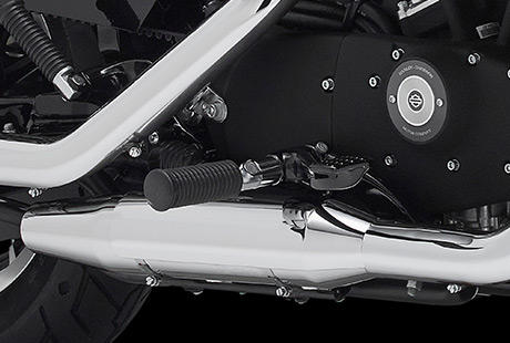 Sportster XL 883 Roadster / Mittig montierte Furasten:    Lenker, Sitz und die mittig montierten Furasten der 883 Roadster bilden ein ergonomisch gnstiges Dreieck. Eine vertrauensbildende Manahme  nicht nur bei Einsteigern und bei Fahrern kleinerer Statur.