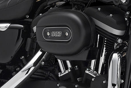 Sportster XL 883 Roadster / Die Tradition des Evolution Motors:    Die erste Generation des Evolution Motors  unter Kennern als Blockhead bekannt  wurde 1984 in den Rahmen einer Harley-Davidson integriert. Seinerzeit trat der Evolution das Erbe der legendren Shovelhead und Ironhead Motoren an. Das moderne Leichtmetalltriebwerk setzte neue Mastbe im Hinblick auf Leistung, Zuverlssigkeit, Langlebigkeit und Qualitt.
