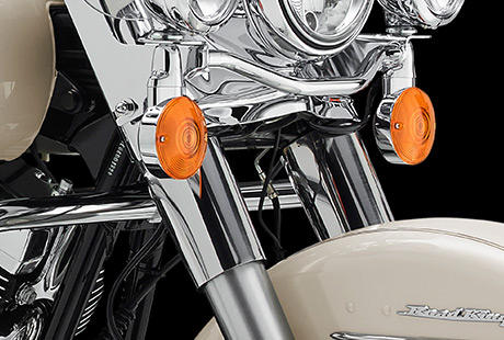 Road King Classic / Steiferes Front-End:    Einerlei, ob langgezogene Kurve oder enge Spitzkehre: Harley-Davidson hat das Fahrverhalten weiter verbessert  durch ein noch steiferes Front End, die Erhhung des Standrohrdurchmessers der Gabel auf 49 mm und neue, uerst robuste Lenkkopflager. Das Ergebnis: ein noch agileres Handling.
