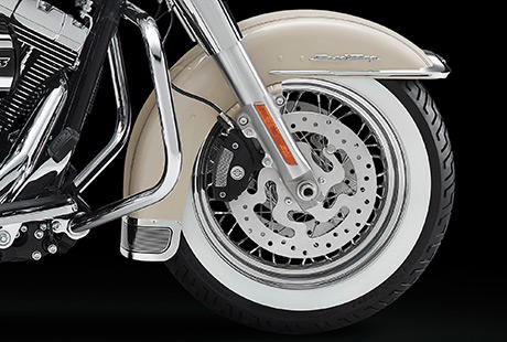 Road King Classic / Profil-Speichenrad mit breiten Weiwandreifen:    Das zeitlose Design der Road King Classic unterstreichen 16-Zoll-Profile-Drahtspeichenrder und breite Weiwandreifen. Neu gestaltete Bremsscheiben geben jetzt den Blick aufs Rad frei  eine gelungene Synthese aus Nostalgie und moderner Technik. Und last but not least punktet die Classic mit einem tiefen Schwerpunkt, einem kleinen Wendekreis und einem leichten Handling bei niedrigen Geschwindigkeiten.
