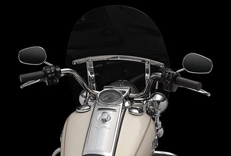 Road King Classic / Breiter Lenker:    Der aus hochwertigem Edelstahl gefertigte Lenker der Road King Classic vereint klassischen Stil und hchsten Komfort. Seine ergonomische Form trgt entscheidend zu jener aufrechten, komfortablen Sitzposition bei, dank der Sie auch endlose Tagesetappen entspannt bewltigen. Er ist aus beraus robustem Edelstahl gefertigt und sein glnzendes Finish wird Sie begeistern.
