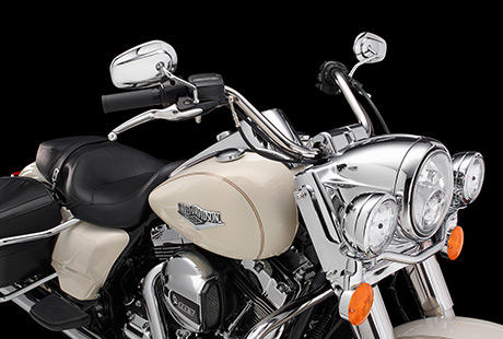 Road King Classic / Abnehmbares Windschild:    Vom Tourer zum Cruiser im Handumdrehen: Auf Langstrecken entlastet das groe, klassische Windschild den Fahrer effizient vom Winddruck. Und dank seiner Schnellverschlsse lsst es sich auf Wunsch in wenigen Sekunden ohne Werkzeug demontieren. Natrlich ist es dauerhaft kratzfest. Ob mit oder ohne: Die Road King Classic bleibt sich und ihrem Stil treu.
