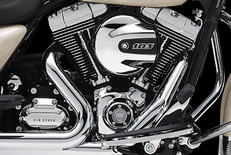 Road King Classic / Leistung und Robustheit des Twin Cam 103:    Die Motor Company wei nur zu gut, was ein Motorradfahrer an einem Motor schtzt. Diese Erfahrung aus mehr als hundert Jahren Motorenbau kam bei der Entwicklung des Twin Cam 103 Motors voll zum Tragen. Harley-Davidson gab alles, um jeden Kubikzoll zu perfektionieren und Design und Technologie noch weiter zu verbessern. Und zwar ohne Kompromisse beim einzigartigen Stil einzugehen, der eine Harley Davidson seit jeher auszeichnet  ganz in der Tradition der Flathead, Knucklehead, Panhead, Shovelhead, Evolution, Twin Cam 88 und Twin Cam 96 Motoren, die Geschichte geschrieben haben. Die Leistung und Robustheit dieser Triebwerke sind ein direktes Ergebnis der unzhligen Meilen, welche die V-Twins seit 1909 hinter sich gebracht haben, und des stolzen Erbes von ber hundert Jahren, die dem Leben auf zwei Rdern gewidmet waren.
