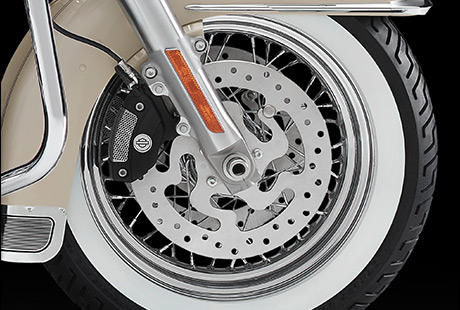 Road King Classic / Hochleistungs-Doppelscheibenbremsen von Brembo:    Brembo Hochleistungs-Doppelscheibenbremsen vorn sorgen fr ideal dosierbare Bremskraft, die Vertrauen schafft und Ihnen die perfekte Kontrolle ber das Bike gibt. Die Vierkolben-Bremssttel vorn und hinten verzgern jederzeit sicher und absolut standfest. Verlassen sie sich drauf!
