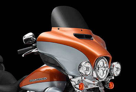 Electra Glide Ultra Limited / Verkleidung reduziert Verwirbelungen:    Um dem Fahrtwind Paroli zu bieten, zog Harley-Davidson  alle Register: Strmungsmechanik und komplizierte Algorithmen auf Supercomputern sowie die Rckmeldungen von unzhligen Windkanaltests mit Fahrern im Sattel. Danach ging es fr Tausende von Meilen hinaus auf die Strae  mit echtem Fahrtwind, echtem Sturm, echtem Nieselregen und echten Wolkenbrchen. Das Ergebnis: Eine klassische und dennoch vollkommen berarbeitete Batwing Verkleidung, die fr eine sanftere Luftumstrmung sorgt und die Verwirbelungen im Kopfbereich reduziert. Der neue, auf Tastendruck zu ffnende und zu schlieende Luftkanal leistet den grten Beitrag dazu. Das Gefhl im Sattel wird noch besser.
