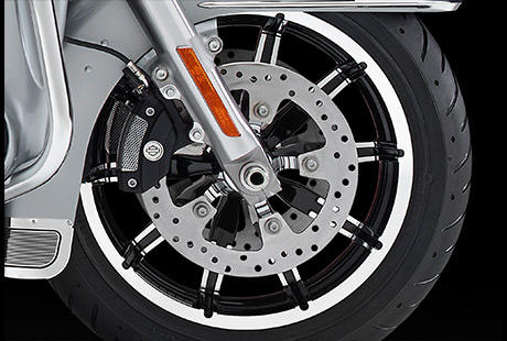 Electra Glide Ultra Low / Brembo-Hochleistungsbremsen:    Brembo Hochleistungs-Doppelscheibenbremsen vorn sorgen fr ideal dosierbare Bremskraft, die Vertrauen schafft und Ihnen die perfekte Kontrolle ber das Bike gibt. Die Vierkolben-Bremssttel vorn und hinten verzgern jederzeit sicher und absolut standfest. Verlassen sie sich drauf
