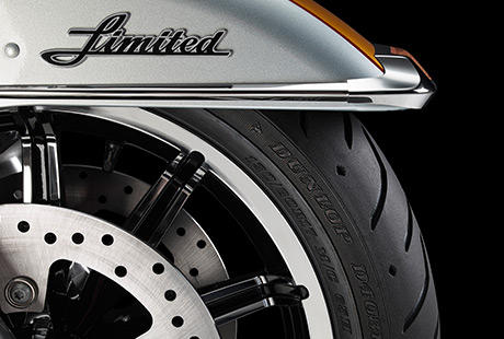 Electra Glide Ultra Limited / Dunlop Multi-Tread-Bereifung, 180er hinten:    Dieser 180er Hinterreifen soll nicht nur Ihren Heckfender ausfllen  er hats in sich. Die hrtere Gummimischung in der Mitte der Laufflche brgt fr eine hohe Laufleistung, whrend die weichere Mischung an den Flanken in Kurven zuverlssig fr Grip sorgt. Der perfekte Reifen, um Meile fr Meile die Agilitt dieses Bikes unter Beweis zu stellen. Und das Lcheln, das Ihnen die Maschine in jeder Kurve ins Gesicht zaubert, hlt bis an Ihr Ziel an  garantiert!
