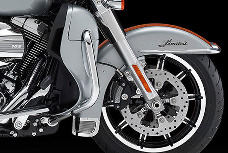 Electra Glide Ultra Low / Design fr Verkleidung und Frontfender mit weniger Verwirbelung:    Wenn Sie die faszinierende Form einer Harley-Davidson Batwing-Verkleidung betrachten, kommen keine Zweifel daran auf, dass dieser Look nur aus Milwaukee stammen kann und dass er dazu geschaffen wurde, Meile um Meile auf dem Highway zu genieen. Doch blicken wir nach vorn. Kann man diese klassischen Formen auch ein weniger schlanker und progressiver gestalten? Man kann  wie Sie hier sehen! Die neue Batwing Verkleidung sorgt fr noch geringere Verwirbelungen im Kopfbereich und ist doch zugleich unverkennbar eine echte Harley-Davidson Verkleidung. Doch dabei belie Harley-Davidson  es nicht. Auch die Beinschilde und das Tour-Pak wurden auf den neuen Look abgestimmt. Und um mehr von Rad und Reifen sichtbar zu machen, hat Harley-Davidson  den Frontfender umgestaltet. So neu dieser Look ist, so vertraut ist er zugleich. Willkommen bei der neuen Generation der Harley-Davidson Touring Bikes.
