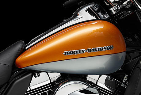 Electra Glide Ultra Low / Klassischer Kraftstofftank mit 22,7 l:    Der klassisch geformte Tank der Harley-Davidson Ultra Limited prgt nicht nur das Erscheinungsbild des Bikes, sondern fasst auch 22,7 Liter Benzin, die ausgedehnte Touren ohne Tankstopp ermglichen. Eine hochwertige zweifarbige Lackierung mit herrlichen, przisen Pinstripes ber die ganze Lnge des Bikes und Tankmedaillons im klassischen Harley-Davidson Stil runden den stilvollen Custom-Touring-Look ab.
