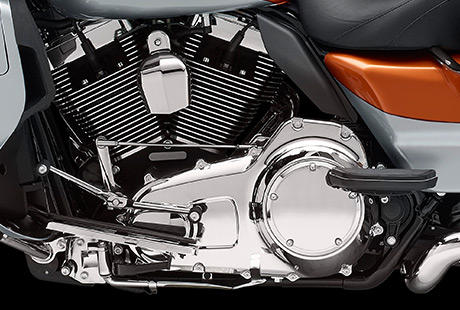 Electra Glide Ultra Low / Geschmeidige, druckvolle 138 Nm aus 1.690 ccm:    Starten Sie den Twin Cam 103 und spren Sie seine Kraft im unteren Drehzahlbereich. Die leichten Kolben tragen dazu bei, dass er ausgesprochen kultiviert arbeitet und zugleich ein berwltigendes Drehmoment erzeugt. Schalten Sie die Gnge durch und erleben Sie, wie perfekt dieser Motor und das Cruise Drive Getriebe harmonieren. Sechs Gnge, ein starker und uerst wartungsarmer Antriebsstrang sowie beraus robuste Bauteile  nie hat es sich besser angefhlt, eine Harley-Davidson zu fahren.
