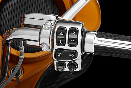 CVO Electra Glide Ultra Limited / Ergonomisch ausgelegte Lenkerarmaturen:    Es ist schwer, die Fahrt zu genieen und sich auf den Verkehr zu konzentrieren, wenn die Schalter am Lenker umstndlich zu bedienen sind. Deshalb hat Harley-Davidson den Lenkerarmaturen der neuen Touring Maschinen genauso viel Aufmerksamkeit geschenkt, wie dem Rest der Bikes. Sie sind nun ergonomischer gestaltet und exakt so positioniert und ausgerichtet, dass Sie perfekt unter Ihrem Daumen liegen. Harley-Davidson hat eine leicht aktivierbare Geschwindigkeitsregelanlage, griffgnstige Bedienelemente fr die Infotainment Funktionen und einen leicht greifbaren Trigger zur Aktivierung der Displayanzeigen angebracht. Zudem wird jetzt jede Tastenaktivierung durch ein vertrauenseinflendes, fhlbares Klicken besttigt. Auch der Zndschalter wurde optimiert. Und die elektrische Anlage ist bereits auf das einfache Customizing mit weiterem elektrischen Parts and Accessories vorbereitet.
