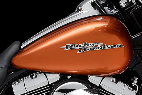 Street Glide Special / Klassischer Kraftstofftank mit 22,7 Litern:    Zum unverwechselbaren Stil der Harley-Davidson Street Glide gehrt, dass sie ausreichend Flche fr Ihre gewnschte Lackierung bietet. Der klassisch geformte, 22,7-Liter-Kraftstofftank bietet nicht nur mehr Platz fr Premium- oder Customlackierungen, sondern sorgt auch noch fr eine betrchtliche Reichweite zwischen den Tankstopps. Wir wissen um die Bedeutung des Kraftstoffverbrauchs, und das gilt auch fr's Styling. Attraktive, auffllige Farben und przise gefertigte Harley-Davidson Tankembleme vervollstndigen den einzigartigen Look der Maschine.
