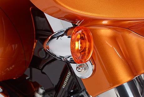 Street Glide Special / Bullet-Blinker:    Jeder Zentimeter verlieht der Street Glide den schnrkellosen, starken, attraktiven, legendren Look und das Feeling zu verleihen, wie ihn nur die nchste Generation unserer Motorrder aufweisen kann. Der letzte Schliff - Bullet Blinker. Schlank und modern - und doch ein zeitloser Klassiker.
