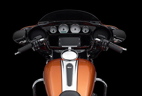 Street Glide Special / Neues Design der Innenverkleidung:    Werfen Sie einen Blick auf die Innenverkleidung der Street Glide Special. Das Info-Display ist grer und die Anzeigeinstrumente mit silberfarbenen Zifferblttern kommen in neuem Finish. Tachometer, Drehzahlmesser, Umgebungstemperatur- und Kraftstoffanzeige sind jetzt zehn Prozent grer und verfgen ber grere Ziffern, die sich vor dem klassisch schwarzen Hintergrund noch besser ablesen lassen. Die Anzeigen sind nicht nur grer, sondern auch besser ablesbar. Die Ganganzeige gibt ab, welchen der sechs Gnge Sie gerade eingelegt haben. Die Display-Anzeigen lassen sich per Fingertip wechseln. Auch die Temperatur- und Kraftstoffanzeigen sind grer als zuvor. Ein kurzer Blick gengt, und Sie sind bestens informiert.
