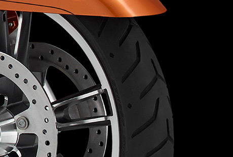 Street Glide Special / Dunlop Multi-Tread Reifen, hinten 180 mm:    Der 180-Millimeter-Hinterreifen wurde nicht nur entwickelt, um den hinteren Fender auszufllen und mehr Gummi auf die Strae zu bringen. Die Dunlop Multi-Tread-Technologie nutzt hrtere Mischungen in der Mitte und weichere an den Flanken. Das ergibt einen Reifen, der lange hlt und besten Grip in Kurven bietet. Der Reifen verleiht dem Bike optimale Wendigkeit auf kurvigen Straenabschnitten. Das Feeling beim Kurvenfahren wird ein Lcheln in Ihr Gesicht zaubern, das noch viele Kilometer lang anhalten wird.
