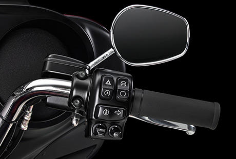 Street Glide Special / Ergonomische Handhebel und -schalter:    Links sitzt einfach aktivierbar die Steuerung der Geschwindigkeitsregelung. Per Kippschalter kontrolliert man die Infotainment-Funktionen und mit einem leicht erreichbaren Triggerschalter steuert der Fahrer die Funktionsanzeigen. Das Bediengefhl verbessert ein Klickgerusch bei jedem Knopfdruck. Auch der Schalter auf der Armaturentafel wurde optimiert. Fr Parts & Accessories ist bereits alles vorverkabelt. So wird Customizing noch einfacher.
