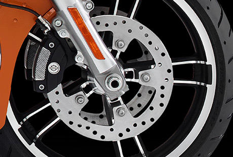 Street Glide Special / Brembo-Hochleistungs-Doppelscheibenbremse:    Sicherheit. Kontrolle. Die Brembo-Hochleistungs-Doppelscheibenbremse bietet eine hervorragende Bremsleistung bei allen Geschwindigkeiten. Vierkolben-Bremszangen vorn und hinten, Doppelscheibenbremse vorn - der neueste Stand der Technik. Ein weiteres Beispiel fr die Sorgfalt der Motor Company bis ins Detail, um Ihnen eine sorgenfreie Fahrt zu sichern.
