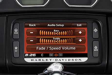 Street Glide Special / Boom! Box 6.5GT Radio:    Beginnen wir hiermit: Das Boom! Box 6.5GT Radio bietet 25 Watt pro Kanal bei nur 1% Verzerrung und einen ab Werk perfekt abgestimmten Equalizer, der kristallklaren Sound auch bei hchster Lautstrke bietet. Auerdem ein neues Speed-Tuning-System, das nicht nur die Lautstrke an Ihre Geschwindigkeit anpasst. Es ndert das Niveau der Bsse und Hhen, um den besten Sound zu erhalten, ganz gleich, ob Sie in gleichmgiem Tempo die Strae hinunterfahren oder auf offener Strecke ordentlich Gummi geben. Gefllt Ihnen der Sound einer Harley?
