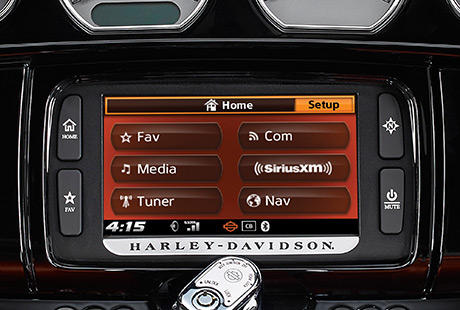 Street Glide Special / 6,5-Zoll-Farb-Touchscreen:    Der 6,5-Zoll-Vollfarb-Touchscreen zeigt alle Informationen grer als je zuvor an. Modernes Bildschirmdesign, whlbare Farben sowie automatischer und manueller Dimmer. Er sitzt elegant und optisch ansprechend in der Verkleidung und nutzt Screen-Technologie - Harley-Davidson Funktionalitt pur. Wer sich nicht mit halben Sachen abgeben will, ist bestens bedient.
