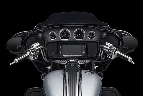 CVO Street Glide / Breiter Lenker:    Klassischer Stil und ein Hchstma an Komfort. Der breite serienmige Lenker derStreet Glide Special trgt zu einer besonders ausgewogenen Sitzposition bei. Aufrecht und zugleich entspannt - Meile fr Meile, eine Tankfllung nach der anderen. Langlebiger rostfreier Stahl gewhrleistet eine steife Struktur - in einem satt glnzenden Finish, wie Sie es von einer Harley-Davidson erwarten.
