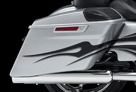 CVO Street Glide / Verlngerte Hartschalenkoffer:    Die CVO Street Glide ist serienmig mit verlngerten Hartschalenkoffern ausgestattet. Sie bieten nicht nur den authentischen Hot-Rod-Touringstil, sondern zugleich auch noch mehr Stauraum. Dazu gibt es entnehmbare Innentaschen, um Ihr Gepck einfach vom Parkplatz ins Motel zu tragen. Alle Schlsser lassen sich mit dem Zndschlssel ffnen.
