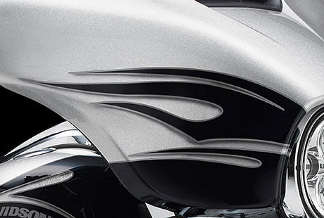 CVO Street Glide / Erstklassige Lackierung mit eindrucksvollen Graphics:    Alle Sondermodelle der Harley-Davidson Custom Vehicle Operations Modelle zeichnen sich durch individuell gestaltete Graphics und handgefertigte Sonderlackierungen aus, die Stil und hohe Wertanmutung zu einem einzigartig ausgewogenen Meisterwerk der Motorradbaukunst vereinen. Die CVO Road Glide Ultra ist in drei exklusiven Farbkombinationen erhltlich. Knausern? Gibt's nicht!
