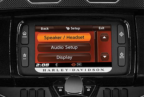 CVO Street Glide / Spracherkennung, Bluetooth:    Die Boom! Box 6.5GT bietet eine Spracherkennungsfunktion zur Bedienung der Freisprech-Einrichtung, des Navigationssystems und Ihres Musik-Players. Serienmig auch kabellos per Bluetooth. Was auch immer Sie wollen: Sagen Sie es einfach. Ob es der Weg zur nchsten Tankstelle ist, ein Rckruf ins Bro, wo Sie heute nicht sind, oder ein Song, der genau zu dieser Strecke passt: Ihr Wunsch wird unverzglich erfllt.
