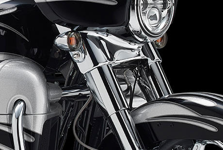 CVO Street Glide / Kurvenstabilitt:    Lenkkopf und Teleskopgabel: Einerlei, ob langgezogene Kurve oder enge Spitzkehre: Ein Motorrad des Projekts RUSHMORE zeichnet sich durch seine exzellente Kurvenstabilitt aus. Die Maschinen verfgen ber ein noch steiferes Front End mit grerem Standrohrdurchmesser (49 mm) und neuen, uerst robusten Lenkkopflagern. Die Fettfllung verhindert das Eindringen von Schmutz und erhht die Lebensdauer. Agileres Handling serienmig.
