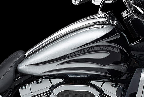 CVO Street Glide / Klassischer Tank:    Zum unverwechselbare Stil der Harley-Davidson CVO Street Glide gehrt nicht zuletzt, dass sie reichlich Flchen fr eine begeisternde Sonderlackierung bietet. Der klassisch geformte, markante Tank bietet nicht nur mehr Flche fr die hochwertige Custom Lackierung, sondern fasst auch 22,7 Liter Benzin fr ausgedehnte Touren ohne Tankstopp. Ein geringer Verbrauch ist wichtig. Aber Stil eben auch. Frische, auffallende Farben und przisionsgefertigte Harley-Davidson Tankmedaillons runden den einzigartigen Look dieses robusten Tourers ab.
