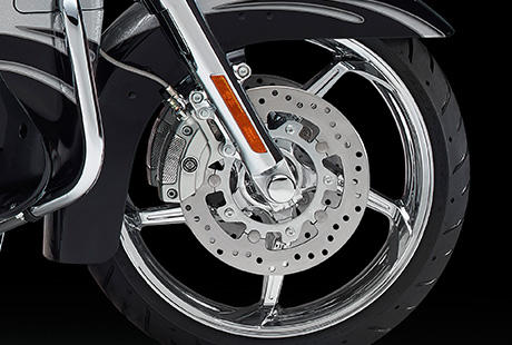 CVO Street Glide / 7-Speichen Contrast Chrom Agitator Rder:    Die CVO Street Glide rollt auf kontrastverchromten Agitator-Rdern mit sieben Speichen. 18 Zoll vorn, mit einem verkleinerten Fender und Bremsscheiben, die das Vorderrad optimal zur Geltung bringen. Groe Motoren, satter Lack und groe Rder machen die Luxus-Customs der Harley-Davidson Custom Vehicle Operations aus. Die 7-Speichen-Rder im Agitator Design bilden keine Ausnahme.
