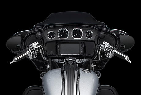 CVO Street Glide / Innenverkleidung in Schwarz-Hochglanz:    Ein erstklassiges schwarzes Hochglanz-Finish ist bei der Innenverkleidung der CVO Street Glide serienmig. Sie trgt schwarze Instrumente im Stadium Style, ein beleuchtetes Tic-Band und einen elektronischen Tachometer mit gebrstetem Leichtmetall-Zifferblatt. Da kommt bei jedem Blick auf die Armaturen Freude auf.
