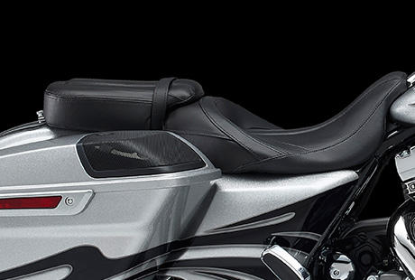 CVO Street Glide / Tiefer Custom-Sitz:    Achten Sie auf den tiefen Custom-Sitz der CVO Street Glide. Beachten Sie seine Ledereinstze und die franzsischen Nhte des Bezugs, den passenden Soziussitz und die Rckenlehne mit niedrigem Sissy Bar Bgel. Handwerkskunst wie diese ist in der Welt von heute immer seltener zu finden.
