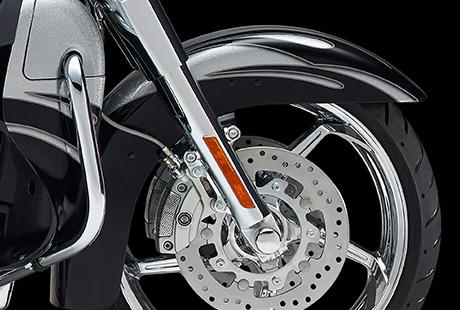 CVO Street Glide / Schlanker Frontfender:    Beachten Sie, wie eng sich der Frontfender der CVO Street Glide an das Vorderrad schmiegt. So ein Fender liegt immer im Trend.
