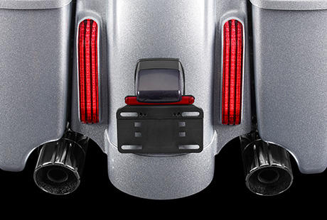 CVO Street Glide / LED-Bremsleuchten und hintere Blinker:    Beachten Sie die klaren, sachlichen Linien der Heckverkleidung. Darin sind die LED-Bremsleuchten und hinteren Blinker untergebracht. Sie verleihen der CVO Street Glide ein modernes Custom-Design - und strahlen so hell, dass der Fahrer hinter ihnen sie kaum bersehen kann.
