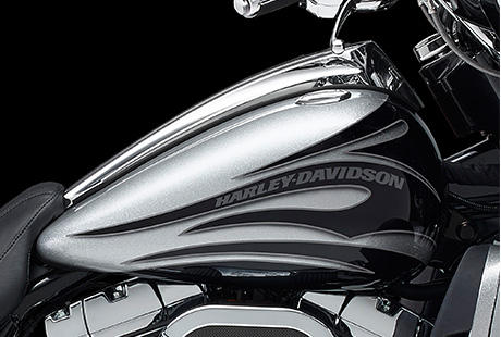 CVO Street Glide / Exklusive Tank- und Fender-Embleme:    Es geht hier nicht nur um ein Motorrad. Es geht um ein Kunstwerk, das mit viel Leidenschaft und Kreativitt entstanden ist. Bis jedes Detail wirklich perfekt war. Das charakteristische Emblem musste aus Metall sein. Alles andere wre nicht gut genug, um dieses Motorrad zu zieren.
