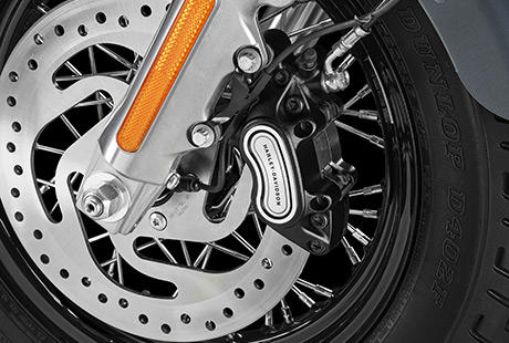 Softail Slim / Meues Bremssystem reduziert die Handkraft um 40 Prozent:    Ein neues Bremssystem reduziert dieses Jahr bei den Softail- Modellen die Handkraft um 40 Prozent. Der Hauptbremszylinder und die Nehmerzylinder haben wir neu konstruiert. Die neuen Festsattelbremsen mit vier 32 und 34 Millimeter groen Kolben tragen eine Premium-Beschichtung fr minimales Spiel am Bremshebel. Die Bremsscheiben haben wir auf volle 300 Millimeter Durchmesser vergrert. All das fhrt zu grerer Bremsleistung bei weniger Handkraft.